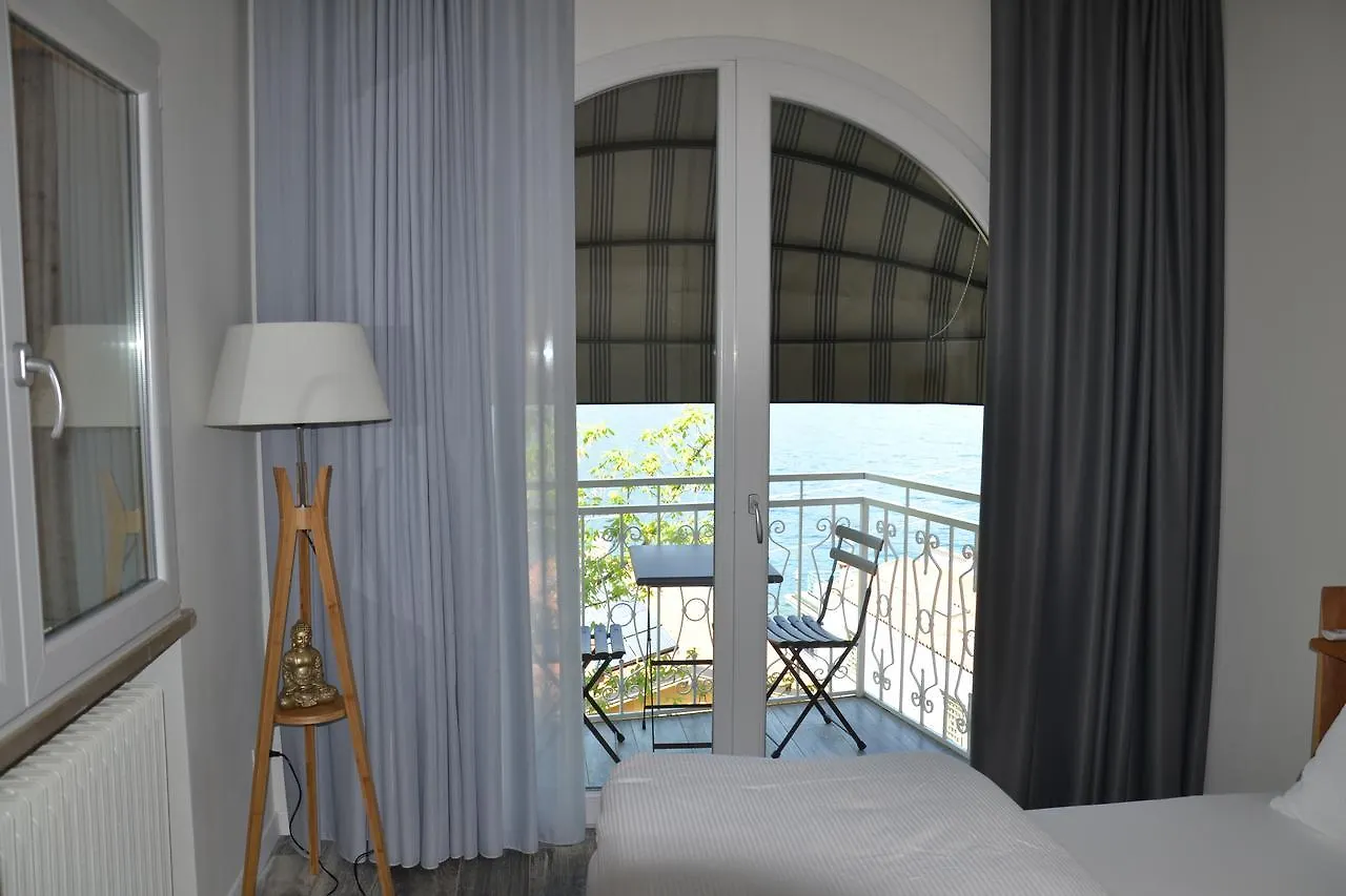B&B La Chicca Бренцоне-суль-Гарда